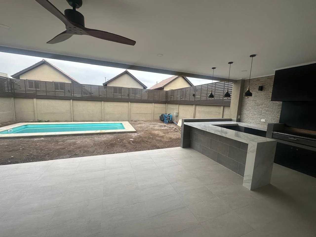 Trabajo de construcción residencial fotografiado en exterior