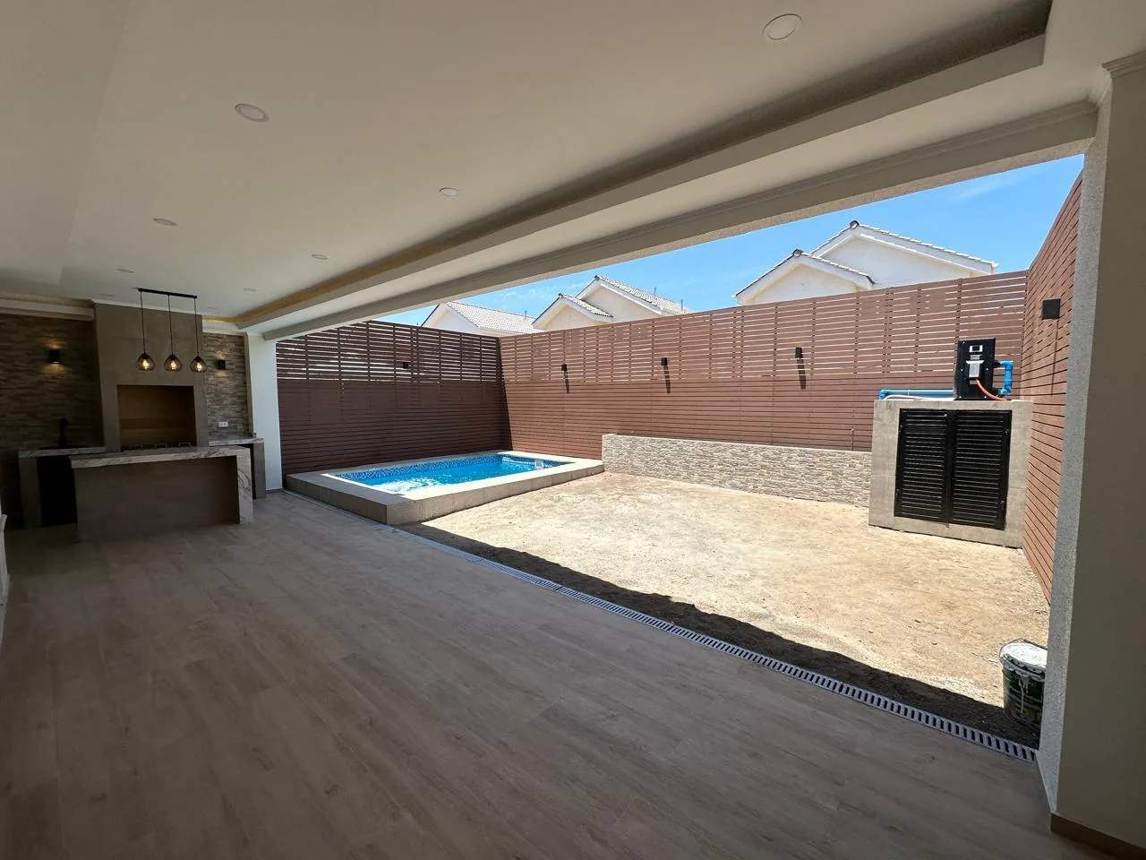 Trabajo de construcción residencial fotografiado en exterior